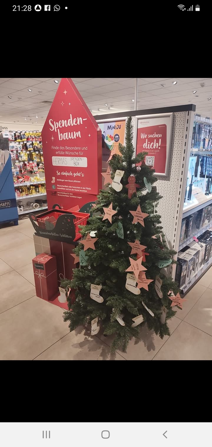 ein Wunschbaum mit Sternen, auf denen die Wünsche der Bedürftigen geschrieben wurden