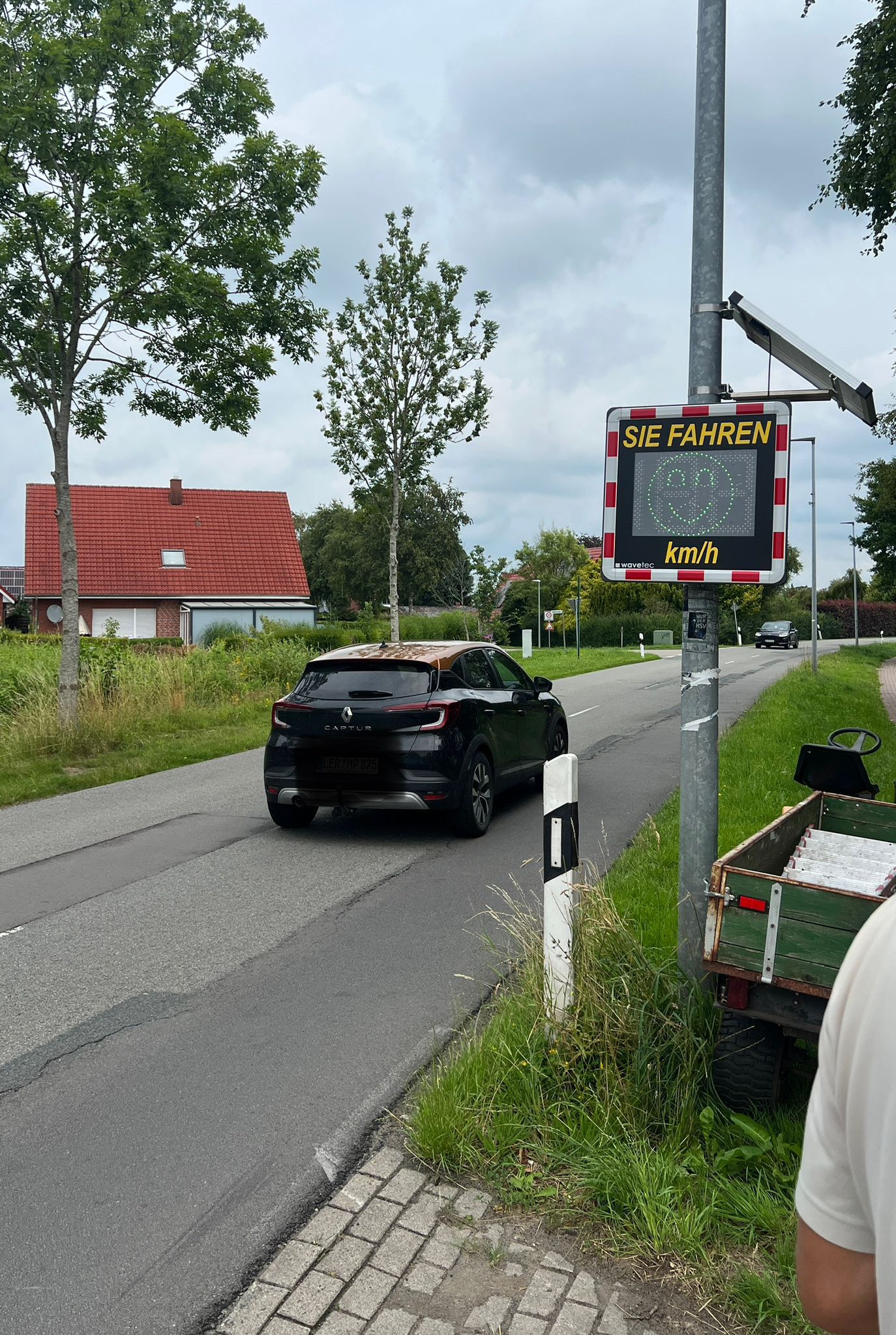 PKW fährt mit 30 km/h an Anzeigetafel vorbei, Smiley