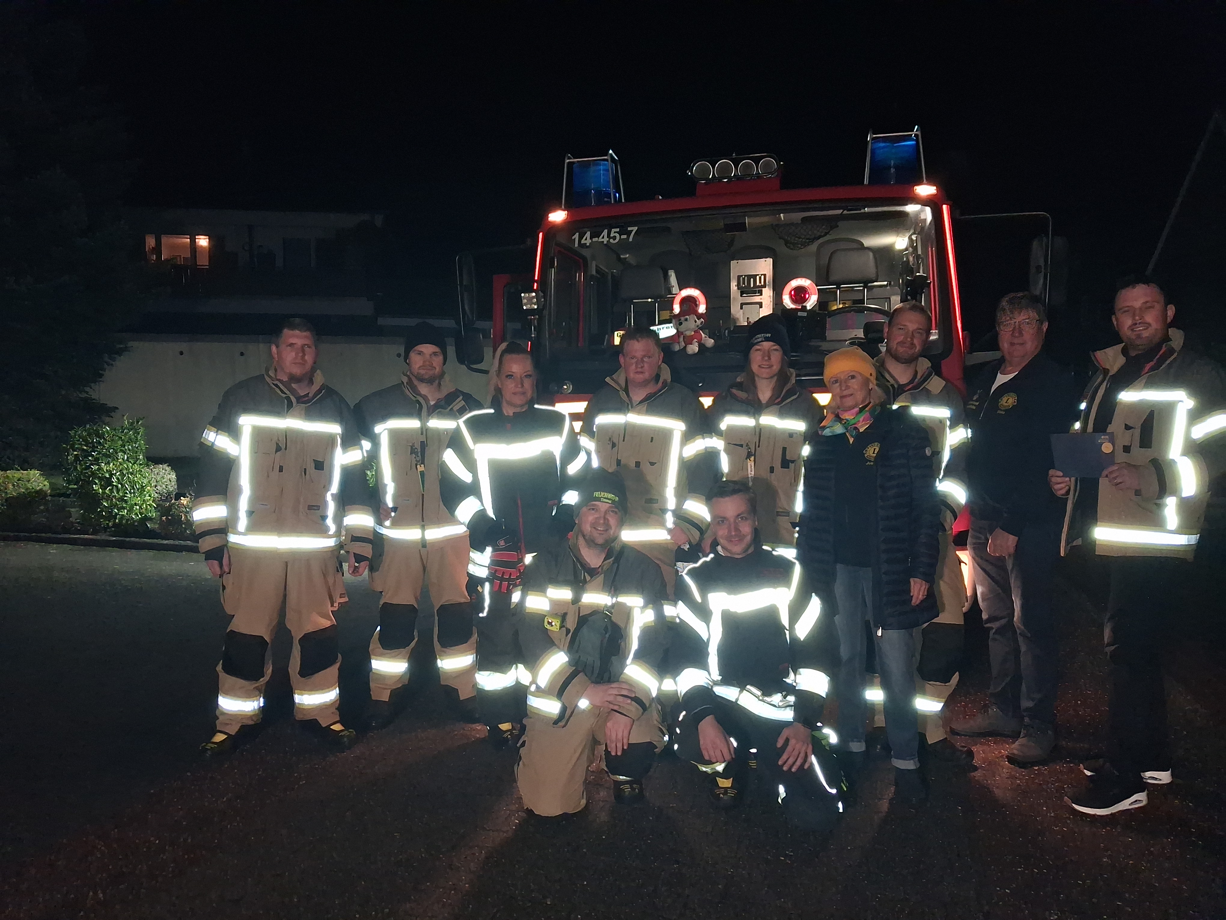 Bild zeigt die freiwillige Feuerwehr Timmel am Abend mit uns im Vordergrund
