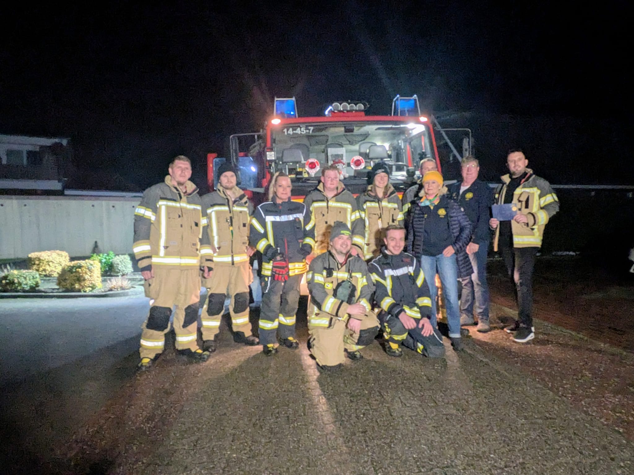 Ortsfeuerwehr Timmel mit Stolz vor ihrem neuen Einsatzfahrzeug