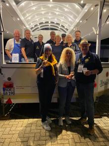 zusammen mit Lionsfreunden auf dem Getränkewagen