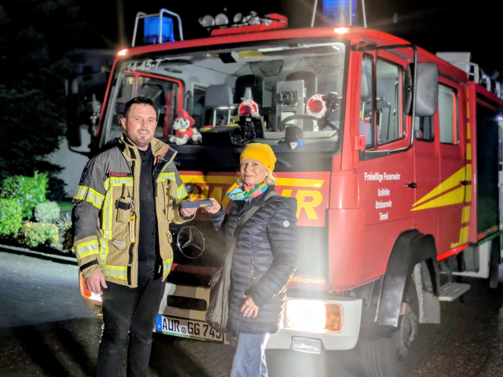 Präsidentin Jutta Sondermann überreicht den Spendenbrief an Rene Richter
