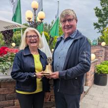 Dieke übergibt die Clubglocke an Jutta